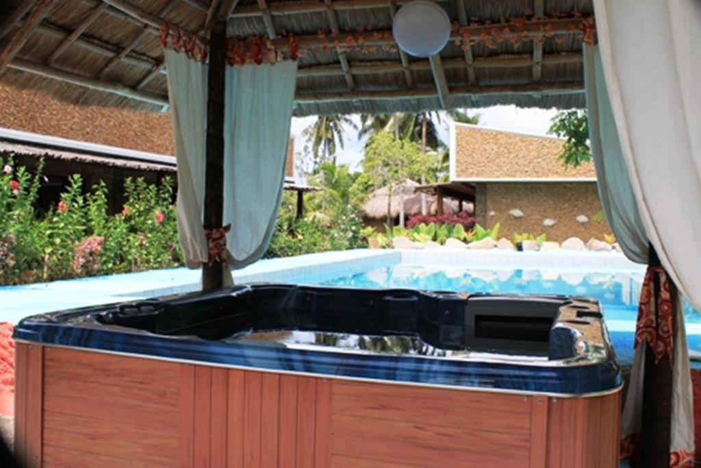Cooper'S Beach Resort Lucbuan Екстер'єр фото