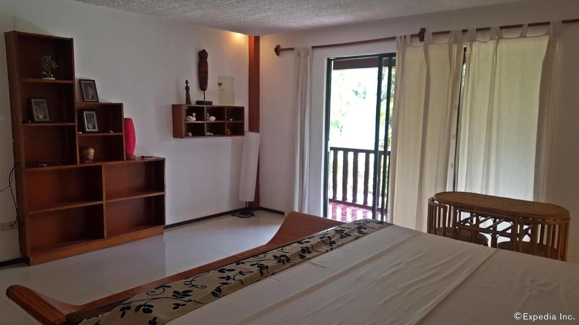 Cooper'S Beach Resort Lucbuan Екстер'єр фото