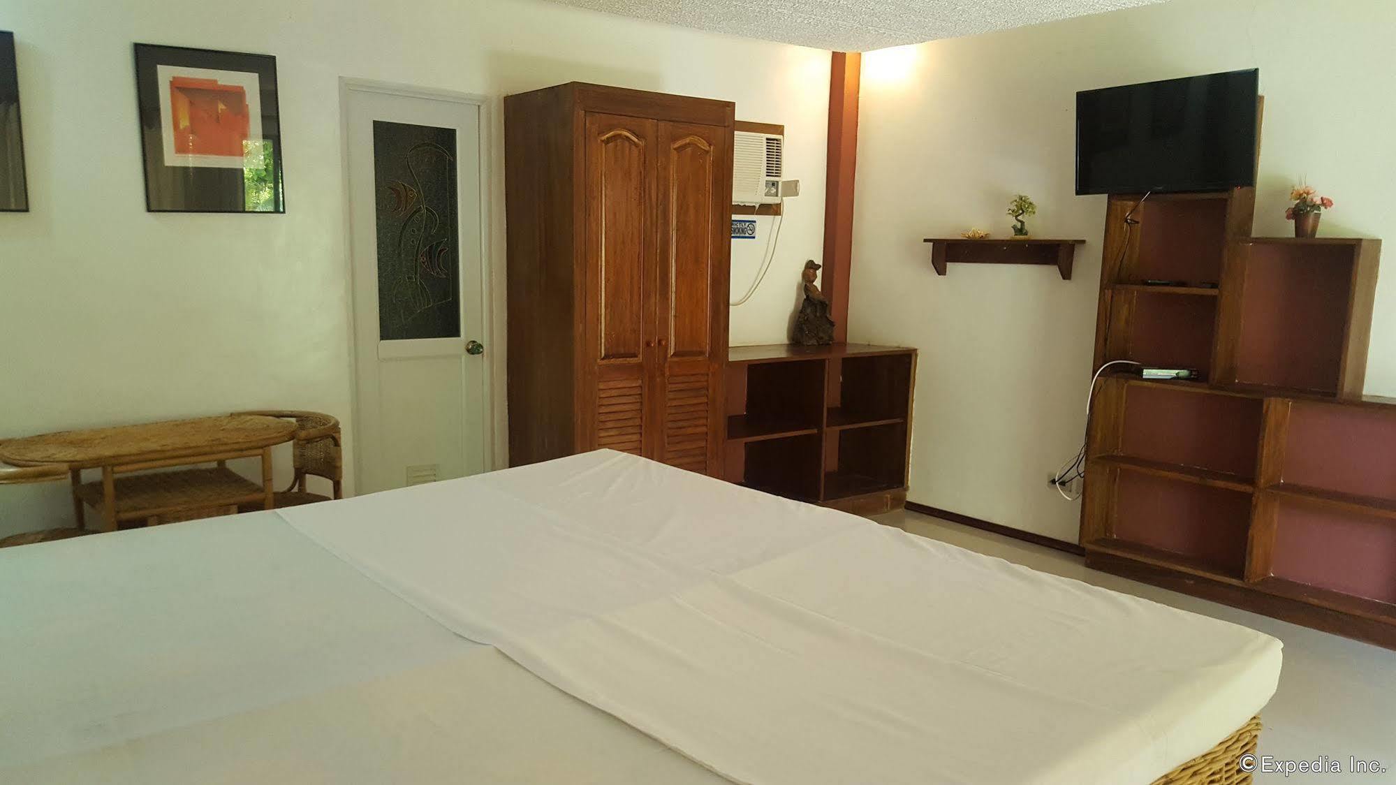Cooper'S Beach Resort Lucbuan Екстер'єр фото